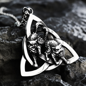 Yunnique – pendentif Viking en acier inoxydable avec double loup et nœud celtique pour hommes, collier à thème, bijoux cadeau - Product Image 3