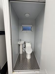 <span class=keywords><strong>Cabine</strong></span> de toilette portable moderne isolée avec panneaux sandwich de 50 mm sur mesure pour les événements en plein air, les parcs, les écoles et les ateliers - Product Image 2