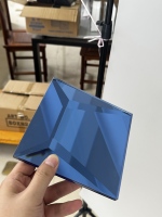 Carreaux de verre décoratifs muraux bleus miroir élégants de qualité supérieure pour la décoration de cloisons intérieures commerciales