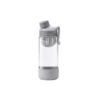 Botella de agua deportiva de plástico de 680 ml con infusor de té, tapa abatible, libre de BPA, para senderismo, camping y adultos al aire libre. - Product Image 6
