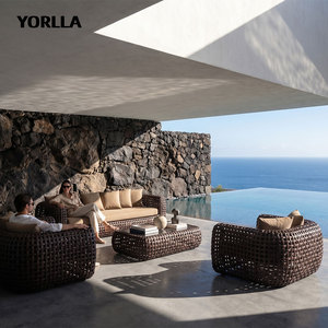 Ensemble <span class=keywords><strong>de</strong></span> <span class=keywords><strong>salon</strong></span> <span class=keywords><strong>de</strong></span> <span class=keywords><strong>jardin</strong></span> en rotin épais pour complexe commercial, canapé en résine tressée à assise profonde, table basse avec plateau en verre, personnalisable - Product Image 4
