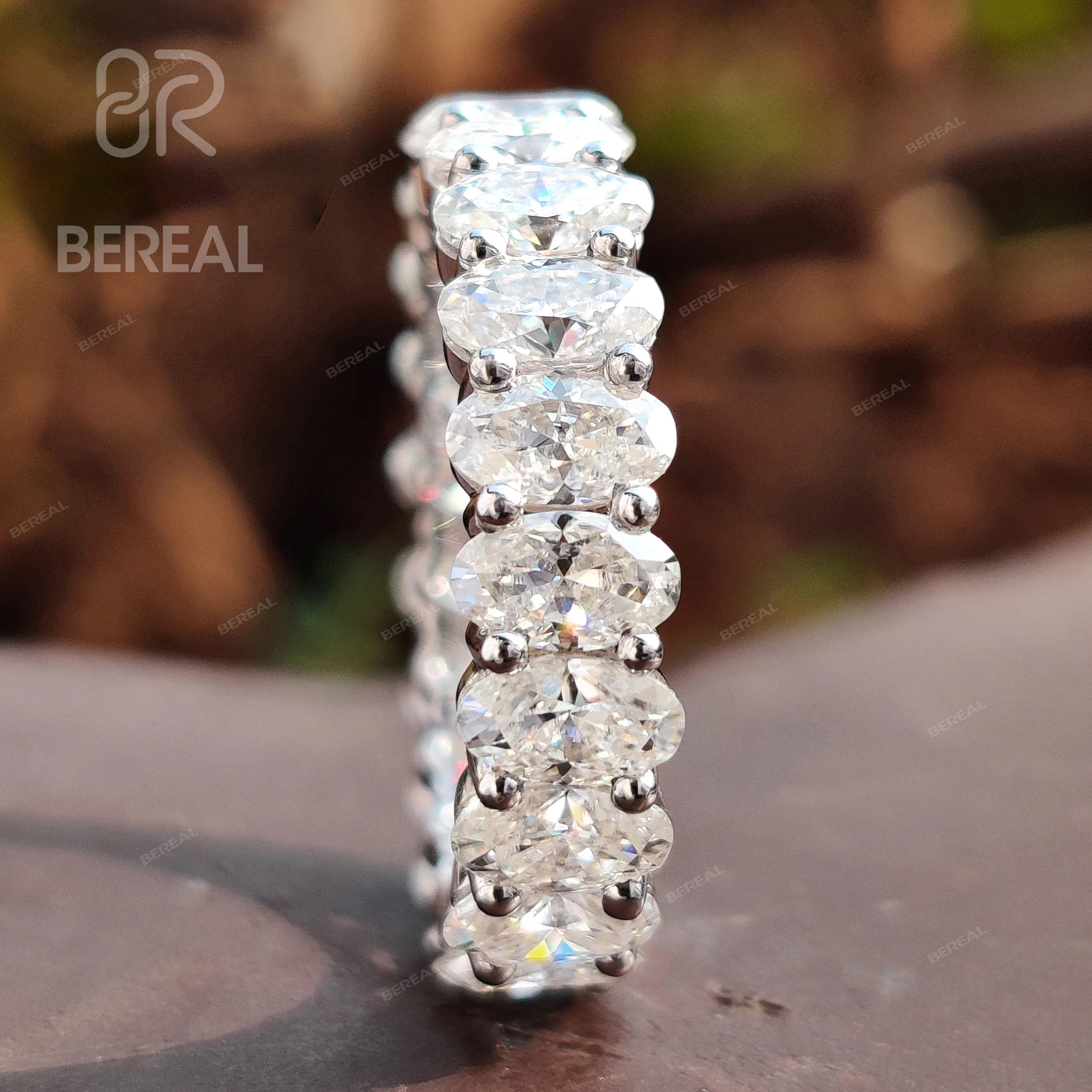 แหวนแถวประดับเพชรทรงไข่