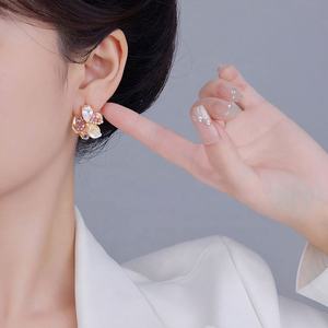 Boucles d'oreilles à aiguille géométriques à cinq pétales, faites à la main, plaquées or, tendance, perles d'eau douce pour femmes, célèbres sur Internet - Product Image 4