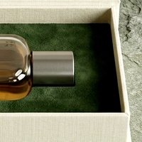 Boîte à parfum rigide de luxe sur mesure, style livre blanc magnétique, présentation horizontale pour emballage de parfum personnalisé