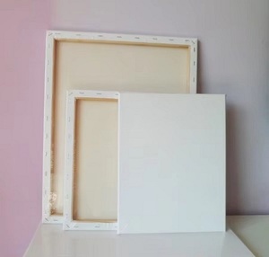 Toile imprimée UV blanche sur mesure, encadrée avec barre de tension en bois - Product Image 1