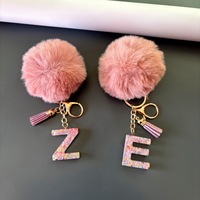 Porte-clés KC346 avec pompon moelleux et initiale, porte-clés alphabet en résine scintillante avec pompon pour femme, breloque de sac