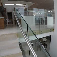 Rampe de sécurité extérieure moderne haut de gamme pour usage résidentiel, en aluminium durable, avec finition résistante à la rouille, pour balcon.