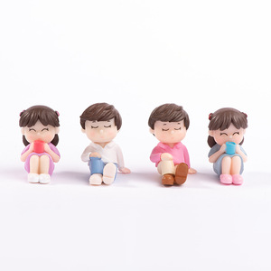 ตุ๊กตาคู่รักการ์ตูนขนาดเล็ก D1384 ของตกแต่งโต๊ะในร่ม จัดแสดงในห้องนั่งเล่น - Product Image 1