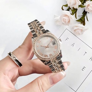 Reloj de pulsera de lujo para mujer, con diamantes de imitación, tono dorado, esfera con números romanos y fecha, ideal para fiestas. - Product Image 5