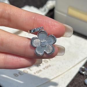 Colgante de Plata de Ley S925 con Diseño de Flor Cepillada, Estilo Vintage, Simple, Moderno y Dulce, con Patrón de Nicho en Oro Rosa - Product Image 1