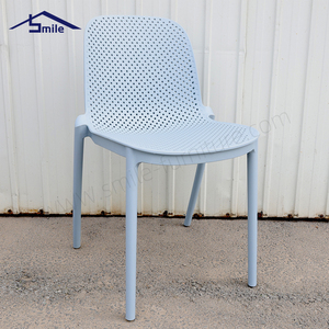 Chaise <span class=keywords><strong>de</strong></span> <span class=keywords><strong>salle</strong></span> à manger inclinable à dossier solide, design traditionnel empilable en plastique - Chaise stable pour hôtel commercial, intérieur/extérieur - Product Image 2