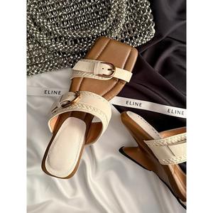 รองเท้าส้นสูงแบบมีหัวเข็มขัดสำหรับวันหยุดพักผ่อนริมชายหาด ใส่เดินนอกบ้าน รองเท้าฤดูร้อนแบบมีสายรัดหัวเข็มขัด หัวเหลี่ยม ส้นแบบลิ่ม รองเท้าผู้หญิง - Product Image 4