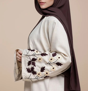 Elegantes Besticktes Organza-Abaya-Kaftan-Kleid mit Ausgestellten Ärmeln, Blumenmuster und Kontrastfarben, Luxuriöse Modest-Mode für Damen - Product Image 3