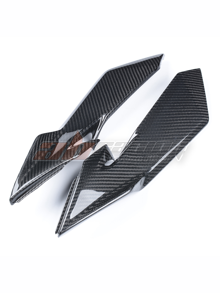 แผงด้านข้างครอบคลุมทั้งสองด้านของถังน้ำมันเชื้อเพลิง