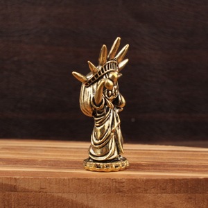 Figurine de la Statue de la Liberté en laiton, mini ornement de 4,8 cm, décoration de salon, design compact, style contemporain - Product Image 3