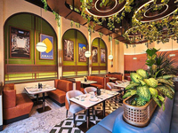 Canapé confortable au design moderne avec rainures décoratives, structure métallique, pour restaurants de luxe