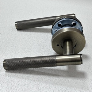 Phong cách sang trọng Bắc Âu cán hoa kết cấu tay nắm cửa bằng gỗ, thép không gỉ đơn hoặc kết hợp nhà khách sạn và Homestay xử lý - Product Image 4