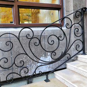 Ringhiera e Balaustra in Ferro Battuto con Design a Griglia Nera per Patio Interno e Scale - Product Image 1