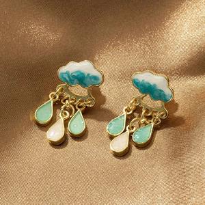 Pendientes multicapa chapados en oro de nuevo diseño, pendientes de gota de esmalte azul, bonitos pendientes de gotas de lluvia con nubes para mujer - Product Image 4
