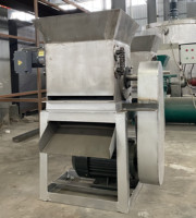 4 TPD Garri productielijn semi-automatische machine voor cassaveverwerking (tapioca schiller+rasp+pers+friteuse+zeeffilter) in Kameroen