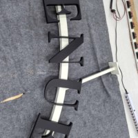 Letras de Canal de Acero Inoxidable de Doble Cara con Acabado Seiko Personalizadas Premium, Señalización Exquisita Pintada con Spray en Poste