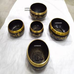 Bol chantant tibétain en laiton sculpté avec mantra, pour la méditation et le yoga, fait à la main, en métal moulé - Product Image 3