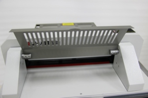 Guillotina Eléctrica de Escritorio ST-320V+ Tamaño A3 para Cortar Papel - Product Image 5