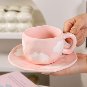 Ensemble tasse à café et soucoupe en céramique colorée de 300 ml, tasse irrégulière à poignée, design unique, vente chaude en usine, motifs personnalisables - Product Image 4