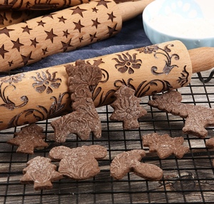Rouleau à pâtisserie en bois gravé avec un motif floral personnalisé - Product Image 6