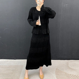 ชุดแฟชั่นลำลองจีบพลีท Miyake รุ่นใหม่ประจำฤดูร้อนและฤดูใบไม้ร่วงปี 2026 เสื้อคาร์ดิแกนจีบพลีททำมือ + กระโปรงยาว ชุดเซ็ตสองชิ้น - Product Image 3