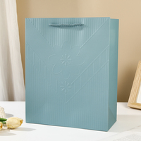 Sacs cadeaux classiques de luxe en papier kraft gaufré avec estampage à chaud doré et poignée en corde pour promotion, mariage, emballage de Noël
