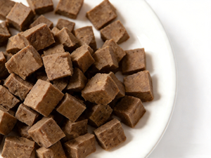 Cubes de foie de bœuf lyophilisé OEM ODM très demandés, 100 % naturels, purs, sans additifs, riches en protéines et en fer, friandises pour chiens et chats - Product Image 3