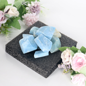 Offre Spéciale : Pierre Précieuse Naturelle Polie en Cristal de Guérison, Velours Bleu, Forme Libre pour Décoration de Mariage - Product Image 4