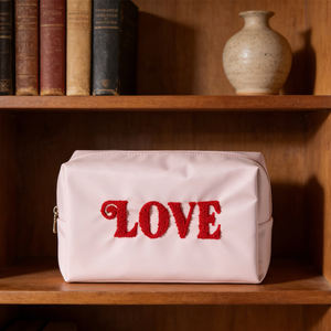 Sac à cosmétiques en nylon personnalisé à la vente, broderie en chenille LOVE, trousse de maquillage avec fermeture éclair - Product Image 5