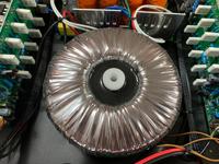 Amplificateur de puissance professionnel modèle CA avec transformateur toroïdal haute puissance, adapté aux spectacles sur scène, aux événements en plein air, aux karaokés et aux mariages.