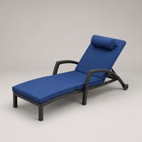 Chaise longue d'extérieur en rotin avec coussin en polyester hydrofuge, structure en fer, lit de soleil inclinable pour piscine, patio, plage, OEM ODM