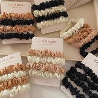 Lot de 4 Chouchous en Satin pour Femmes, Élastiques pour Cheveux Noir et Marron, Attache Queue de Cheval pour Filles avec Carte