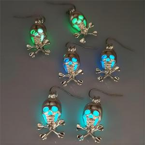 Venta al por mayor de fábrica Halloween luminoso ahueca hacia fuera el cráneo fantasma noche luz colgante pendientes colgantes para mujeres - Product Image 5