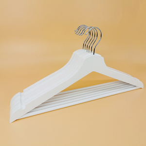 Muestra Gratis: Percha de Madera Blanca Antideslizante de 43 cm con Gancho de Níquel, Percha Ecológica para Ropa - Product Image 1