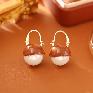 Los pendientes de perlas esmaltados color café, los más vendidos, son sencillos, elegantes y de alta gama. Son versátiles en el día a día. - Product Image 2
