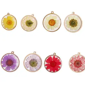 Unique Cute Daisy Resin Charm Real Dried Flower Design Pendant For Earring Necklace Pendant Findings