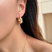 Dazan NOUVEAU Boucles d'oreilles en acier inoxydable plaqué or 18 carats, hypoallergéniques, avec perles d'imitation, étoiles, zircons et corail, style rococo