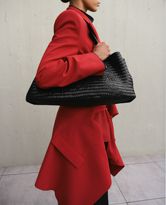 Blazer Rojo Vibrante de Doble Botonadura para Mujer con Solapa de Pico, Bolsillos con Solapa y Silueta Entallada – Perfecto para Eventos Formales - Product Image 4