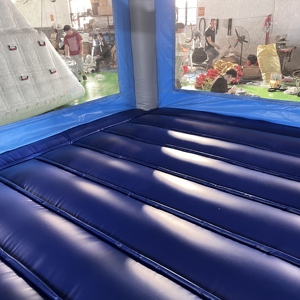 Castello Gonfiabile a Tema Rugby dai Colori Vivaci, Resistente ai Raggi UV, per Attività all'Aperto, Combo Gonfiabile con Salto e Scivolo - Product Image 5