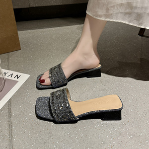 รองเท้าส้นสูงแบบสวมประดับเพชรทรงเหลี่ยม ดีไซน์หรูหรา ส้นหนา แฟชั่นฤดูร้อนสำหรับผู้หญิง - Product Image 3