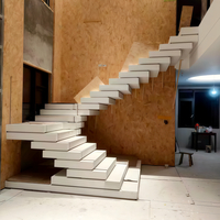Design d'escalier extérieur / Escalier flottant en bois pour l'extérieur / Escalier superposé en marbre, carrelage céramique, garde-corps en verre, moderne et durable