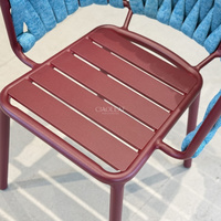 Chaise d'extérieur moderne avec dossier en corde et coussin rond pour jardin et terrasse