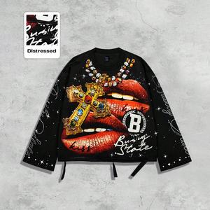 T-Shirt da Uomo a Maniche Lunghe con Grafica Vintage Saint, Stile Streetwear, Effetto Invecchiato, Collo Tondo, Decorazioni in Strass, Modello Corto - Product Image 1