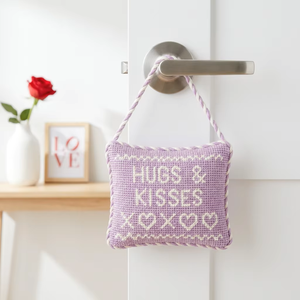 Decorazione da Appendere alla Porta per San Valentino, Ricamo a Punto Croce 'Abbracci e <span class=keywords><strong>Baci</strong></span>' in Viola, Regalo Carino Fatto a Mano, Accento Decorativo da Parete - Product Image 1
