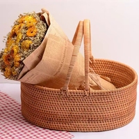 Natuurlijk handwerk, ronde opbergmand van rotan, woondecoratie, opbergmand voor de keuken, ronde rotan handgreep
